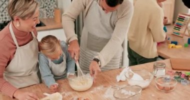 Mutlu aile, öğretmenlik ya da evde destekli kurabiye tarifi hazırlamak için anne babasıyla mutfakta yemek pişirmek. Karıştırma, eğitim veya çocuk gelişimi için kız öğrenme veya anne ve babayla yemek pişirme.