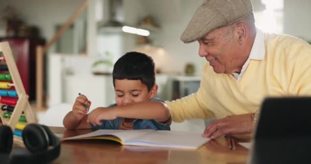Domácí Úkoly Matematika Dědeček Pomáhají Dítěti Učením Studiem Výukou Psaním — Stock video