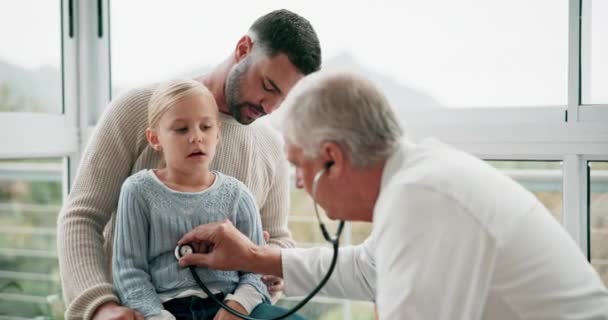 Otec Nemocné Dítě Pediatr Stetoskopem Pro Plíce Srdce Dýchání Pro — Stock video