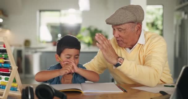 Tarefa Casa Escrita Avô Cinco Filhos Para Aprender Estudar Ensinar — Vídeo de Stock