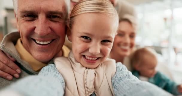 Kakek Anak Perempuan Dan Wajah Dalam Selfie Rumah Keluarga Senyum — Stok Video