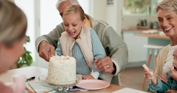 Γενέθλια Κέικ Και Παππούδες Γιορτάζουν Παιδιά Μαζί Στο Σπίτι Χαμόγελο — Αρχείο Βίντεο