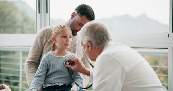 Táta Dítě Pediatr Stetoskopem Kontrolu Plic Srdce Dýchání Pro Děti — Stock video