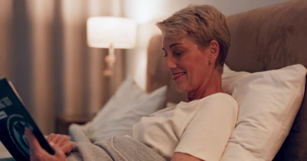 Senior Frau Bett Buch Lesen Und Glücklich Mit Nacht Routine — Stockvideo