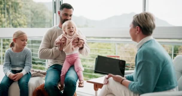 Psychiatrie Spreken Vader Met Zijn Meisje Kind Een Psychologie Kantoor — Stockvideo
