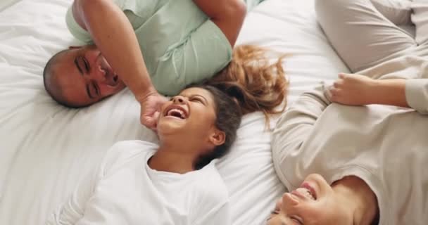Familie Schlafzimmer Und Morgenkitzel Mit Lachen Und Bindung Einem Heim — Stockvideo