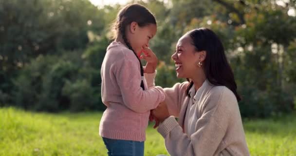 Mosoly Gondozás Anya Lánya Parkban Család Támogatás Nyár Együtt Növekedés — Stock videók