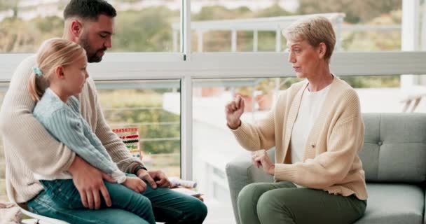 Talterapi Samtal Och Förälder Med Sitt Flickbarn Ett Läkarmottagning Med — Stockvideo