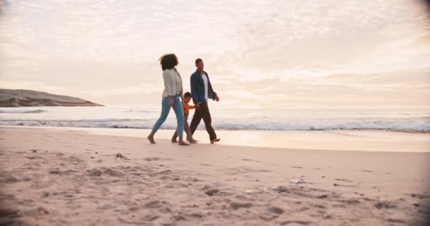 Οικογένεια Περπατώντας Στην Παραλία Και Κρατώντας Χέρια Στο Ηλιοβασίλεμα Ταξίδια — Αρχείο Βίντεο