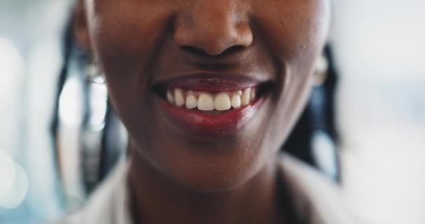 アフリカの女性 面白い従業員の肖像画は 職場でのジョーク ユーモア コメディを笑っています オフィスの幸せな労働者の唇そして歯が付いている人 幸福およびクローズアップ — ストック動画