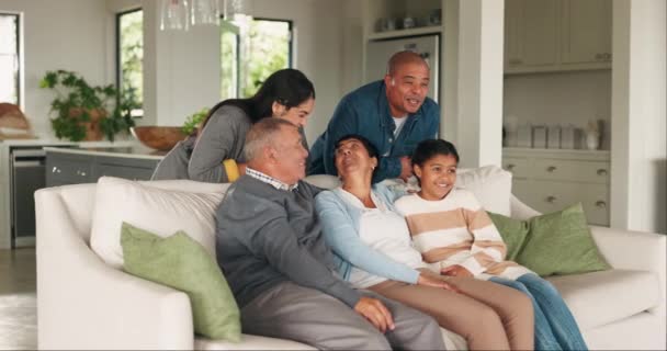 Grote Familie Ontspannen Gelukkig Samen Lounge Voor Hechting Woonkamer Thuis — Stockvideo