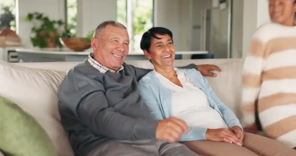 Großeltern Entspannen Und Glückliche Familie Zusammen Der Lounge Zum Binden — Stockvideo