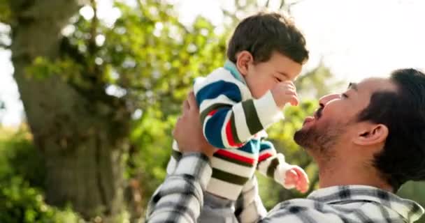 父亲和婴儿在公园里 爱和幸福与美好的时光 感情和关系 男性父母或带着快乐 嬉闹或带着成长的微笑 信任或带着平静或关心的放松的孩子 — 图库视频影像