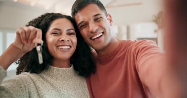 Selfie Onnellinen Pari Olohuoneessa Avaimet Uuteen Kotiin Investointi Asuntolaina Omaisuutta — kuvapankkivideo