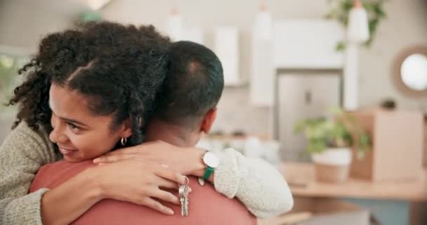 미소와 재배치를 이동하는 자신의 아파트에서 소유자 부동산 사랑과 그녀의 남편을 — 비디오