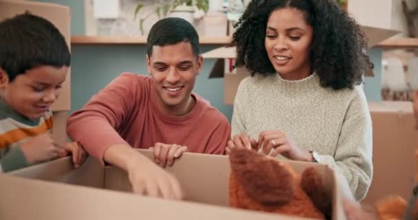 Einzug Spielzeug Und Familie Mit Kisten Ihrem Neuen Zuhause Verbinden — Stockvideo