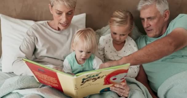 Cama Livro Avós Lendo Para Netos Enquanto Sua Casa Para — Vídeo de Stock