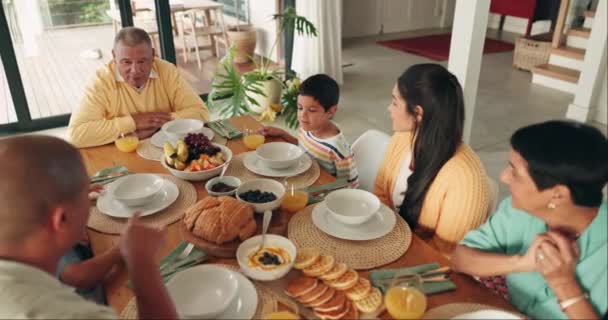Duża Rodzina Obiad Rozmowa Przy Stole Przyjęcie Świętowanie Domu Brunch — Wideo stockowe