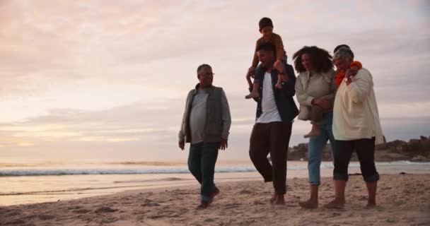 Keluarga Berjalan Pantai Dan Generasi Dengan Perjalanan Laut Dan Matahari — Stok Video