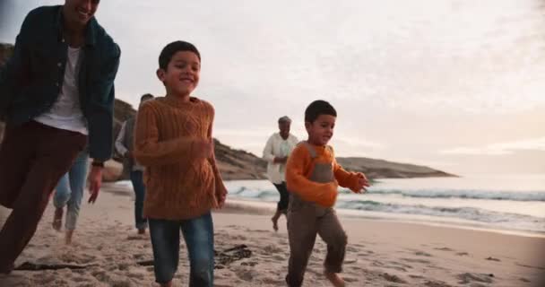 Счастлив Бегу Путешествую Большой Семьей Пляже Отдыха Свободы Отпуска Счастье — стоковое видео