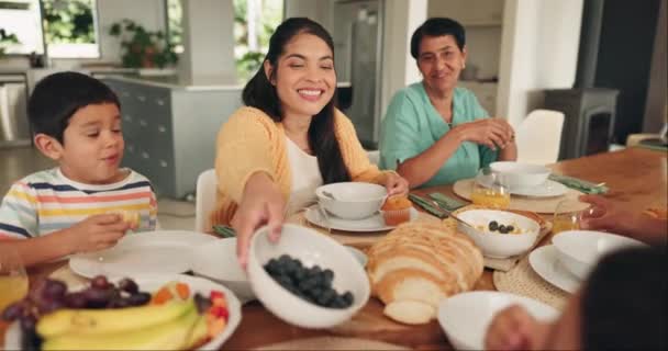 Szerelem Hálaadási Vacsora Egy Család Otthonuk Ebédlőjében Együtt Ünnepelnek Vagy — Stock videók
