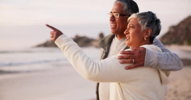 Ældre Par Hav Udsigt Strand Lykke Med Knus Rejse Sammen – Stock-video