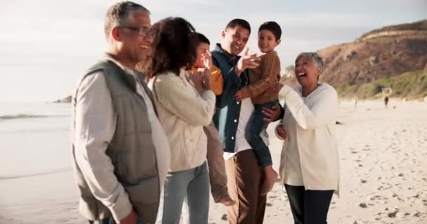 またはメキシコでの旅行のためのビーチでの旅行 愛と幸せな家族 海での冒険 または海での絆のための海で祖父母を持つ笑顔 — ストック動画