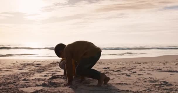 Kazma Oyun Oynama Gün Batımında Kumsalda Kum Siluet Arayan Çocuklar — Stok video