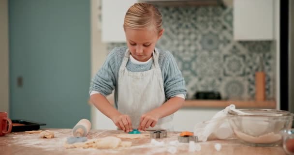 Onafhankelijkheid Leren Meisje Bakken Keuken Voor Koekjes Gebak Koken Recept — Stockvideo
