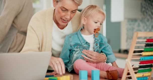 祖母或婴儿 带着玩耍 创造性的乐趣或与家人团聚的积木 与老奶奶一起享受玩具或游戏的发展 微笑或女童 — 图库视频影像