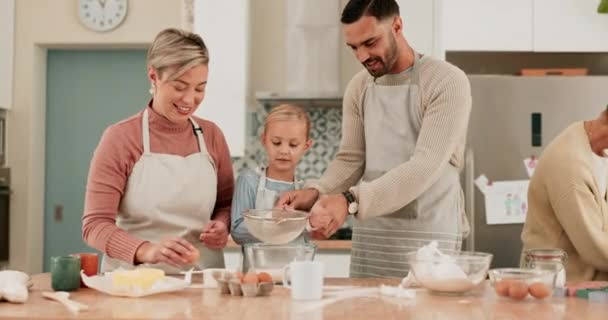 Οικογένεια Διδασκαλία Κορίτσι Ψήσιμο Τους Γονείς Στην Κουζίνα Για Μπισκότα — Αρχείο Βίντεο