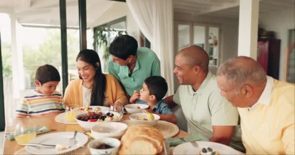 Mat Thanksgiving Middag Och Lycklig Familj Matsal Deras Hem Tillsammans — Stockvideo