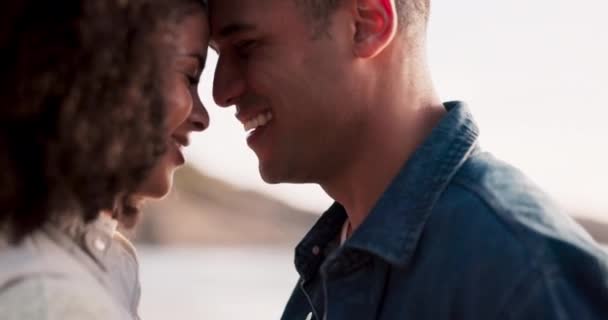 Paar Voorhoofd Aanraking Knuffel Het Strand Met Liefde Reizen Samen — Stockvideo