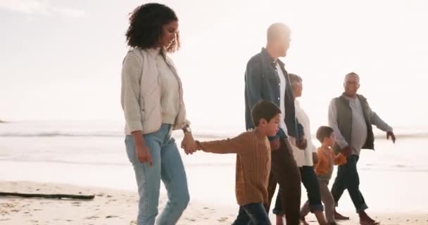 夕阳西下 沙滩和大家庭一起度假或外出度假 与祖父母 孩子和父母团聚在一起 旅游和孩子们在海上与父母共度美好时光 — 图库视频影像