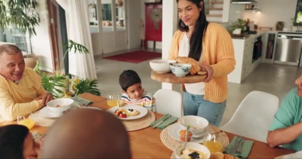 感恩节晚餐和一家人一起在家里的餐厅里庆祝或吃饭 在传统活动中 父母和一群人坐在一起谈恋爱 — 图库视频影像