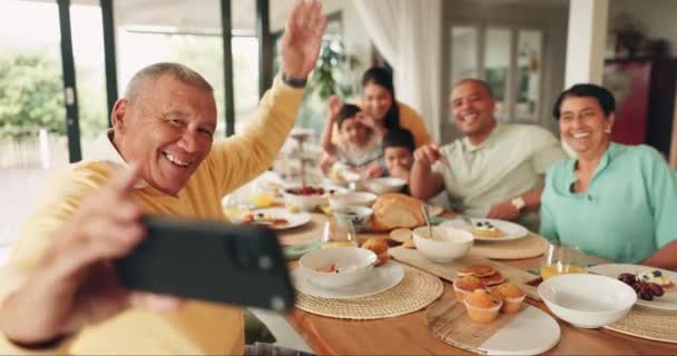 세대와 라이브 스트리밍과 기억에 행복을 사람들 조부모 미디어 게시물 식사에서 — 비디오