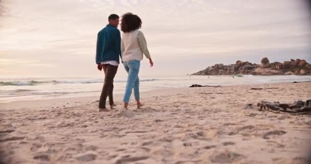 Yürümek Çift Olmak Plajda Ele Tutuşmak Balayı Için Tropik Bir — Stok video