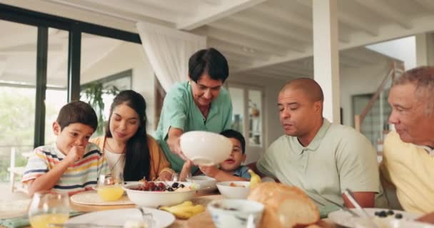 Οικογένεια Τρώει Πρωινό Και Γενιές Ευτυχία Και Ανθρώπους Στο Σπίτι — Αρχείο Βίντεο