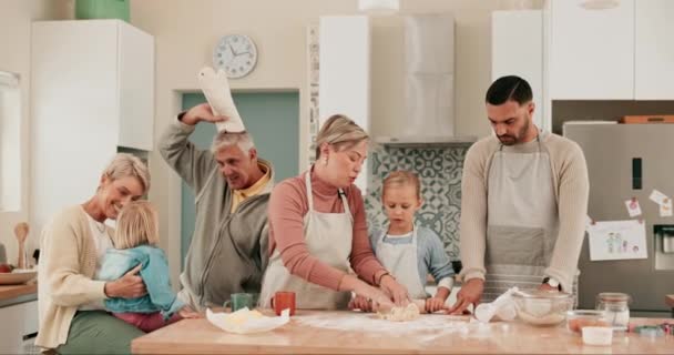 Enseñanza Familia Grande Niños Horneando Con Los Padres Cocina Enseñando — Vídeo de stock