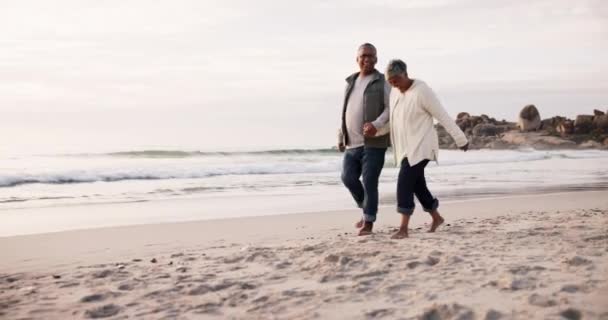 Pasangan Berjalan Dan Berpegangan Tangan Pantai Liburan Dan Liburan Sebuah — Stok Video