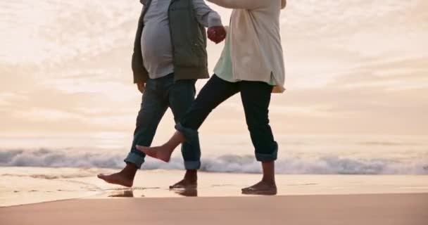 Paar Hand Hand Lopen Het Strand Met Benen Reizen Samen — Stockvideo