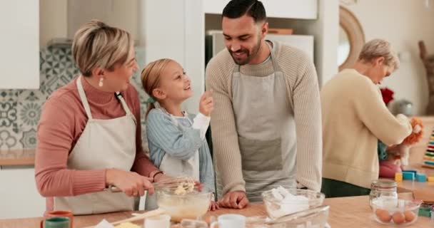 Παίζοντας Αλεύρι Παιδί Ψήσιμο Τους Γονείς Στη Διδασκαλία Κουζίνα Μαγείρεμα — Αρχείο Βίντεο