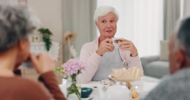 Son sınıftaki kadınlar, arkadaşlar ve çay partisi sohbetleri evde emeklilikte dinlenip içiliyor. Yaşlı grup, sohbet edin ve evde dinleyerek kahvaltıda kahve ya da espresso ile rahatlayın..
