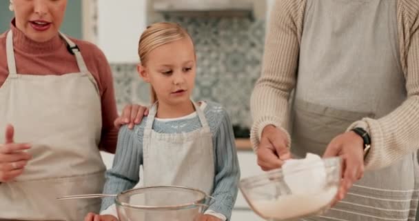 教学或与父母一起在厨房烘焙饼干的孩子 在家里的支持下准备饼干配方 与妈妈 爸爸或爱一起为孩子的成长或烹调提供面粉 教育或女童学习 — 图库视频影像