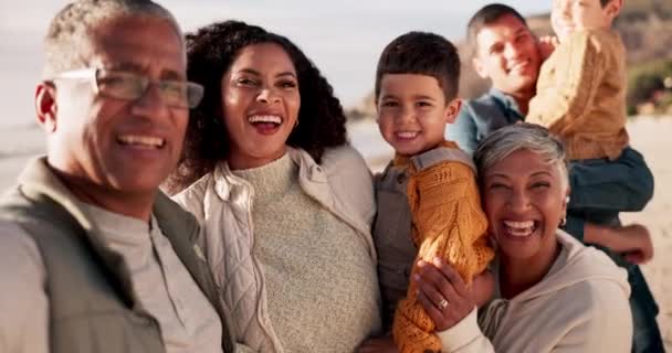 ビーチでの顔 幸せな大きな家族 絆と旅行 笑いと自由 両親や祖父母との海 肖像画 子供たち 笑顔や楽しい カンクン旅行 — ストック動画