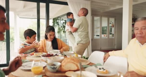 家族の朝食 一緒に食事と質の高い時間を過ごすためのリビングルームで話す ハッピー ハウス 祖父母 子供たちが朝食 ランチ 会話のテーブルで — ストック動画
