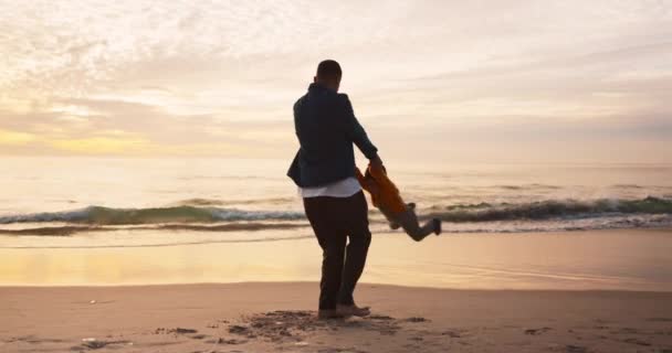 Пляж Чоловік Обертається Дитиною Грайливий Захід Сонця Австралії Свободою Веселощами — стокове відео