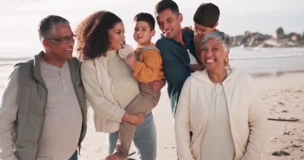 Αγάπη Πρόσωπο Και Χαρούμενη Μεγάλη Οικογένεια Στην Παραλία Δέσιμο Και — Αρχείο Βίντεο