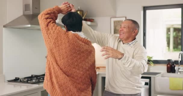Seniorenpaar Tanz Und Küche Mit Liebe Und Heirat Hause Mit — Stockvideo
