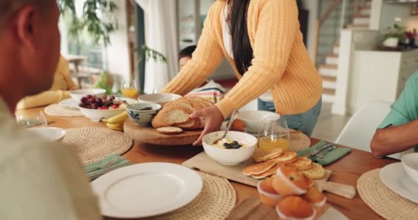 食べ物 感謝祭 そして家族と一緒に お祝いや食事をするための家族との愛 伝統のイベント中にテーブルにいる人々のグループとの子供 シーケンス — ストック動画